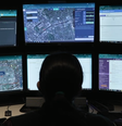 Um analista da ShotSpotter em sua estação de trabalho  Foto: BBC News Brasil