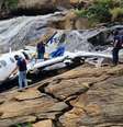 Trabalho de remoção dos itens pessoais dos ocupantes da aeronave que caiu e matou a cantora Marília Mendonça e outras quatro pessoas  Foto: Fred Magno/O Tempo / Estadão