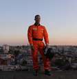 Conhecido como "Hamilton da favela', piloto Wallace Martins posa para foto em sua casa em Brasilândia, em São Paulo
22/10/2021
REUTERS/Amanda Perobelli  Foto: Reuters