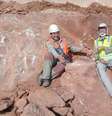 Geólogo Nilson Bernardi e paleontólogo William Nava junto ao fêmur encontrado próximo a Marília, interior de São Paulo  Foto: Museu de Paleontologia de Marília/Divulgação / Estadão