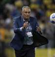 Tite improvisa coreografia diante da bola  Foto: Lucas Figueiredo/CBF