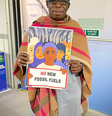 A britânica Rosamund Kissi-Debrah é mãe da primeira pessoa a ter poluição do ar citada como causa de óbito  Foto: Divulgação/Parents For Future Global / BBC News Brasil