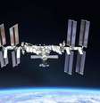 Astronautas da ISS estão cada vez mais tendo que tomar medidas de precaução quando fragmentos de velhos satélites e foguetes se aproximam  Foto: Reuters / BBC News Brasil