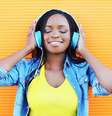 Conheça 5 podcasts idealizados por personalidades negras com os mais variados temas.  Foto: Shutterstock / Famosos e Celebridades