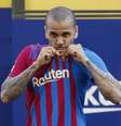 Daniel Alves beija o escudo da camisa do Barcelona  Foto: Albert Gea / Reuters