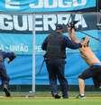 Torcida do Grêmio já tinha protagonizado episódio de violência na derrota para o Palmeiras  Foto: Pedro H. Tesch/Agif / Estadão