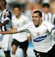 Tevez marcou um dos gols da vitória corintiana  Foto: Djalma Vassão / Gazeta Press