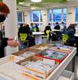 Testes de coronavírus são aplicados em escola de Dresden, na Alemanha  Foto: Matthias Rietschel / Reuters