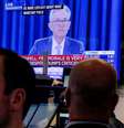 Operadores trabalham na bolsa de Nova York enquanto TV mostra entrevista do chair do Fed, Jerome Powell 
18/09/2019. 
REUTERS/Brendan McDermid  Foto: Reuters