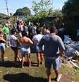 Moradores do Complexo do Salgueiro, em São Gonçalo (RJ), recolhem corpos em uma área de manguezal nesta segunda-feira (22), depois de uma operação da PM na região no último final de semana, com intenso tiroteio entre a polícia e traficantes  Foto: Jose Lucena/Futura Press