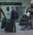 Passageiros no terminal de embarque do Aeroporto de Lisboa, em Portugal  Foto: EPA / Ansa - Brasil