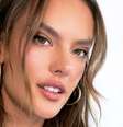 Jogador de vôlei foi enganado por golpista que usava fotos da brasileira.  Foto: Instagram/@alessandraambrosio / Famosos e Celebridades