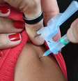 Variante ômicron tem mutações na proteína que é usada como alvo em boa parte dos imunizantes disponíveis hoje no mercado. Mas vacinação continua sendo fundamental para previnir casos graves da covid-19  Foto: Getty Images / BBC News Brasil