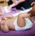 A massagem para bebês está se tornando popular em outros lugares agora — e os pais podem fazer cursos em vários países  Foto: Getty Images / BBC News Brasil