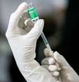 Funcionário da área da saúde extrai uma dose da vacina contra a Covid-19 da AstraZeneca fabricada pelo Serum Institute, da Índia, no Hospital de Doenças Infecciosas em Colombo, Sri Lanka, 29 de janeiro de 2021. REUTERS/Dinuka Liyanawatte  Foto: Reuters