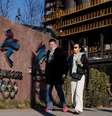 Pessoas caminham em frente à sede do comitê organizador dos Jogos Olímpicos e Paraolímpicos de Inverno de 2022 em Pequim, na China
REUTERS/Thomas Peter  Foto: Reuters