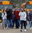 Estudantes deixam Oxford High School após tiroteio
 30/11/2021    Foto: Reuters