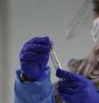 Mulher analisa tubo  Foto: Reuters / BBC News Brasil