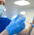 Fabricantes de vacinas afirmaram ser possível readaptar imunizante para combater ômicron  Foto: Getty Images / BBC News Brasil