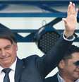 Bolsonaro cumprimenta apoiadores após se filiar ao PL  Foto: EPA / Ansa - Brasil