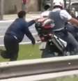 Homem foi algemado a moto da PM  Foto: Reprodução/Twitter