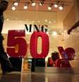 Vitrine de loja de roupas com letreiro mostrando 50% de desconto  Foto: Getty Images / BBC News Brasil
