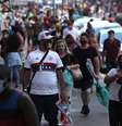 Pedestres usando máscaras caminham em rua comercial de São Paulo
11/06/2020 REUTERS/Amanda Perobelli  Foto: Reuters