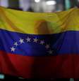 Mulher segura bandeira da Venezuela durante vigília em Caracas
05/05/2019
REUTERS/Ueslei Marcelino  Foto: Reuters