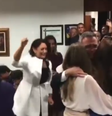 Visivelmente emocionada, Michelle Bolsonaro comemora aprovação do nome de André Mendonça ao STF.  Foto: Reprodução / Redes Sociais