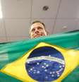 João Doria posa para foto com a bandeira do Brasil  Foto: Adriano Machado / Reuters