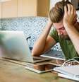 Homem olhando para o laptop estressado  Foto: Getty Images / BBC News Brasil