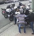 Imagens registradas por uma câmera de segurança mostram 11 homens em 6 motos abordando 2 motoqueiros.  Foto: reprodução / redes sociais