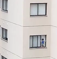 Criança pendurada no parapeito de janela  Foto: Reprodução | Redes Sociais Portal Niterói