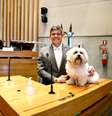 Daniel Donizet com seu cachorro, Beethoven, na Câmara Legislativa do DF  Foto: Mardônio Vieira / Câmara Legislativa do Distrito Federal