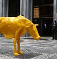'Vaca magra' é instalada em frente à Bolsa de Valores, em SP  Foto: Reuters