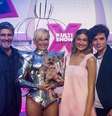 Além de descer na nave, Xuxa levou a cachorrinha Doralice ao palco do Multishow, com Juno, Sasha e João Figueiredo    Foto: Mutishow/ Divulgação / Estadão