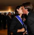 Michelle beija Jair Bolsonaro ao receber 3ª honraria das mãos do marido  Foto: Alan Santos/PR
