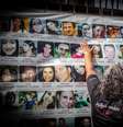 Familiar toca em cartaz com fotos das vítimas da boate Kiss  Foto: EVANDRO LEAL/ENQUADRAR / Estadão