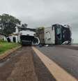 Caminhão-cegonha tomba com 11 carros na Anhanguera   Foto: TV Anhanguera 