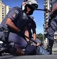 Imagem mostra grupo de policiais militares imobilizando jovem negro no asfalto  Foto: Imagem: Rovena Rosa/Agência Brasil / Alma Preta
