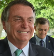 Em conversa com apoiadores na manhã desta terça, presidente repercutiu boato falso de suposta redução salarial de âncora do JN  Foto: Reprodução / Foco do Brasil/Youtube