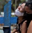Kelvia Andrea Goncalves, 16, chora durante enterro da mãe que morreu de Covid-19 , em cemitério de Manaus
17/01/2021
REUTERS/Bruno Kelly  Foto: Reuters
