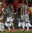 Jogadores do Atlético-MG comemoram o gol de Keno, o primeiro na vitória sobre o Furacão (Foto: Divulgação / Atlético-MG)  Foto: Lance!