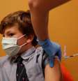 Menino de 9 anos é vacinado contra a Covid-19 em Madri, na Espanha
15/12/2021 REUTERS/Susana Vera  Foto: Reuters