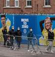 Pessoas aguardam na fila de vacinação no estádio do Chelsea,  em Londres  Foto: Reuters