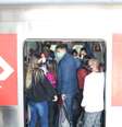 Usuários do transporte público usam máscara na plataforma e trem da CPTM, em Pinheiros  Foto: Rovena Rosa / Agência Brasil