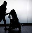 Homem transporta bagagem em aeroporto da Itália
17/05/2021 REUTERS/Remo Casilli  Foto: Reuters