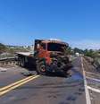 Um dos caminhões envolvidos no acidente que deixou quatro mortos - um corpo ainda não foi resgatado - na ponte sobre o rio Paranapanema, em Itaí, sudoeste paulista. Um caminhão com reboque e um carro caíram no rio  Foto: Corpo de Bombeiros de Avaré / Divulgação / Estadão
