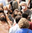 Pedestres são vistos usando máscaras de proteção na Avenida Paulista, na região central de São Paulo  Foto: Daniel Teixeira / Estadão