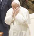 Papa Francisco atende o celular nesta quarta-feira no final da audiência geral no Salão Nervi, no Vaticano  Foto: Massimo Valicchia/NurPhoto / Reuters